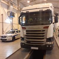 Kamion v kontrolní hale