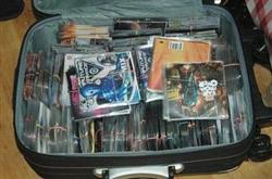 pirátská média skladovaná skrytě v cestovních kufrech